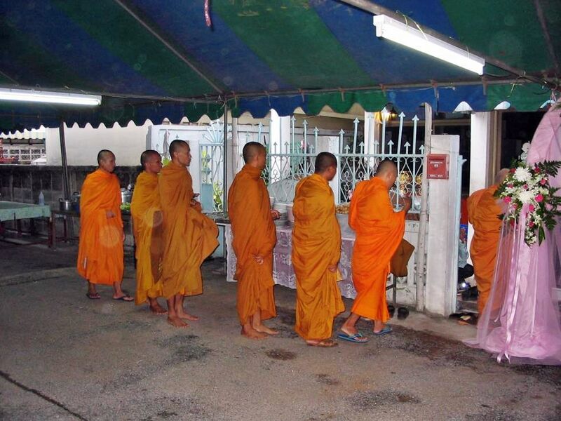 Datei:Die Mönche kommen.jpg