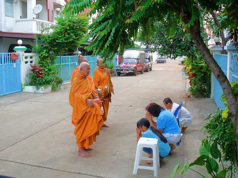 Datei:Mönche-Rung Arun Villa.jpg